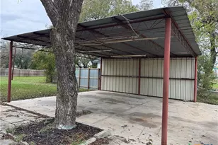 530 E Weinert St, Seguin, TX 78155 - Photo 24