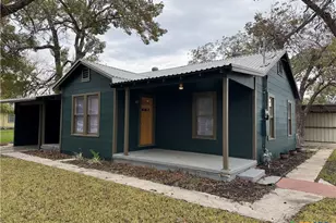 530 E Weinert St, Seguin, TX 78155 - Photo 2