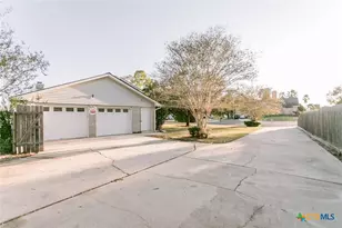 102 Tracy Ln, Victoria, TX 77904 - Photo 2