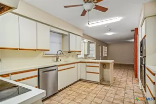 1106 Brookhollow Dr, Port Lavaca, TX 77979 - Photo 6