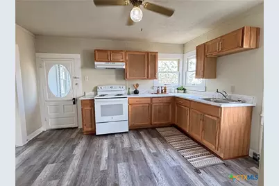 1316 N Olive Street, Seguin, TX 78155 - Photo 6