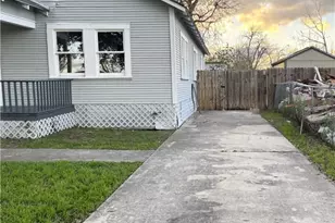 1316 N Olive St, Seguin, TX 78155 - Photo 32