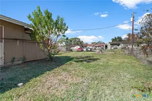 614 Sarah St, Edna, TX 77957 - Photo 4