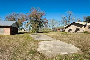 109 E 9th St, Yorktown, TX 78164 - Photo 2