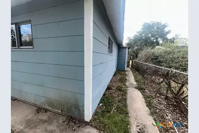 2302 E Mistletoe Avenue, Victoria, TX 77901 - Photo 2