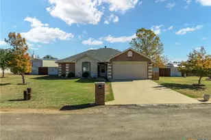 210 Lakewood Dr, Gatesville, TX 76528 - Photo 1