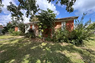 210 Travis St, Port Lavaca, TX 77979 - Photo 2