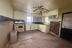 418 W Seideman St, Seguin, TX 78155 - Photo 2