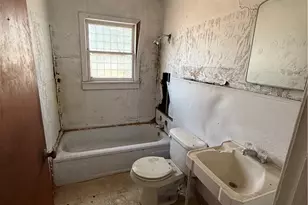 418 W Seideman St, Seguin, TX 78155 - Photo 4