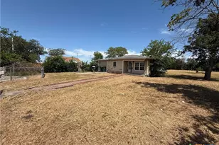 418 W Seideman St, Seguin, TX 78155 - Photo 2