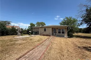 418 W Seideman St, Seguin, TX 78155 - Photo 1