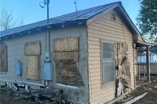 409 Dahlman St, Cuero, TX 77954 - Photo 2