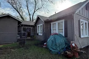 513 N San Marcos St, Seguin, TX 78155 - Photo 2