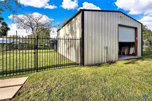 1309 E St, Floresville, TX 78114 - Photo 36
