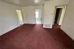 118 Massanet St, Port Lavaca, TX 77979 - Photo 2