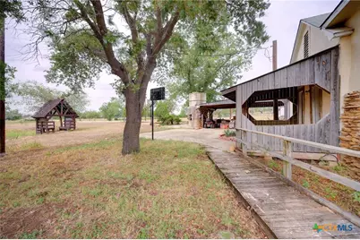 4598 State Highway 173, Devine, TX 78016 - Photo 8