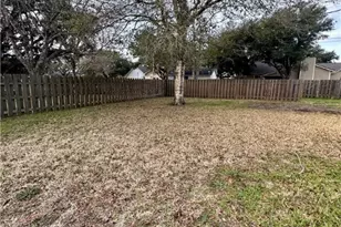 310 Vollentine St, Yoakum, TX 77995 - Photo 20
