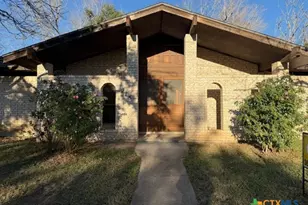215 Price St, Yoakum, TX 77995 - Photo 2