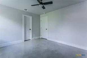 395 W Avenue J, Belton, TX 76513 - Photo 16