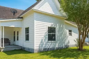 202 Clark St, Yoakum, TX 77995 - Photo 14