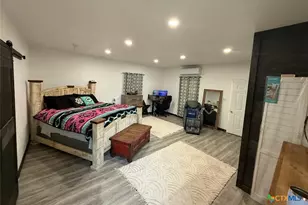 202 Clark St, Yoakum, TX 77995 - Photo 6