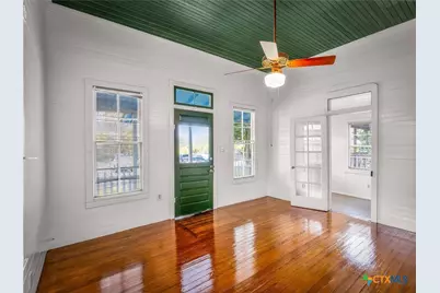 533 W Bridge Street, New Braunfels, TX 78130 - Photo 6