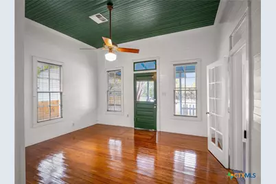 533 W Bridge Street, New Braunfels, TX 78130 - Photo 8