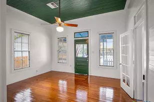 533 W Bridge St, New Braunfels, TX 78130 - Photo 8