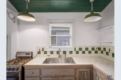 533 W Bridge Street, New Braunfels, TX 78130 - Photo 14