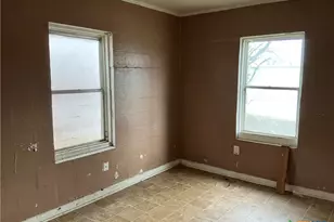 206 W 2nd Ave, Nixon, TX 78140 - Photo 8