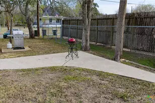 613 E Broadway St, Cuero, TX 77954 - Photo 28