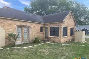 613 E Broadway St, Cuero, TX 77954 - Photo 8