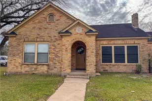 613 E Broadway St, Cuero, TX 77954 - Photo 2