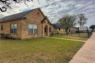 613 E Broadway St, Cuero, TX 77954 - Photo 6