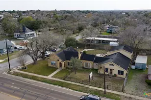 613 E Broadway St, Cuero, TX 77954 - Photo 30