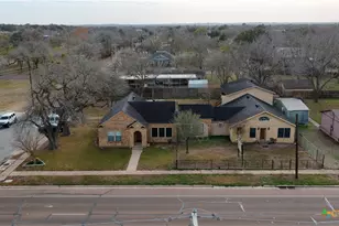 613 E Broadway St, Cuero, TX 77954 - Photo 4