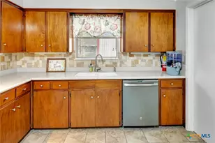 2011 Mission Dr, Victoria, TX 77901 - Photo 8