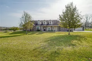 205 S Avenue D, Shiner, TX 77984 - Photo 2