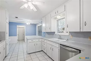 203 Wilshire Dr, Victoria, TX 77904 - Photo 8