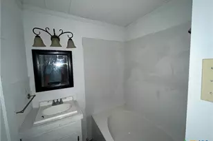 104 N Park St, Lampasas, TX 76550 - Photo 4