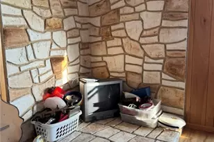 2742 W Kingsbury St, Seguin, TX 78155 - Photo 4