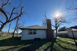 2742 W Kingsbury St, Seguin, TX 78155 - Photo 2