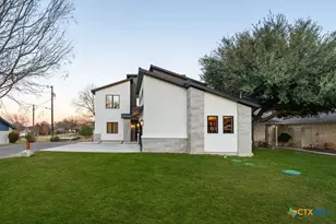 300 Bridgepoint Dr, Kingsland, TX 78639 - Photo 2