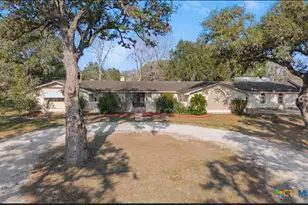 404 Glen Oaks Ln, Cuero, TX 77954 - Photo 2