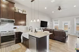 230 Navarro Xing, Seguin, TX 78155 - Photo 2