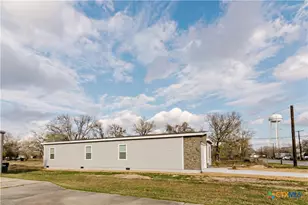 404 Bridge St, Cuero, TX 77954 - Photo 4