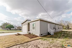 404 Bridge St, Cuero, TX 77954 - Photo 2