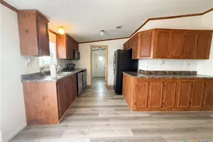 801 E Mesquite Ln, Victoria, TX 77901 - Photo 8