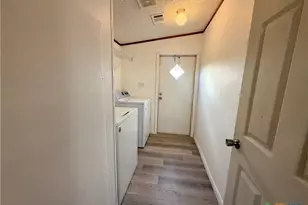 801 E Mesquite Ln, Victoria, TX 77901 - Photo 10