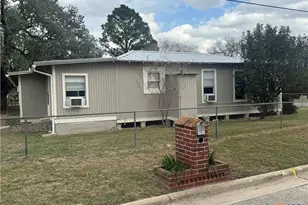 312 Keller St, Cuero, TX 77954 - Photo 2